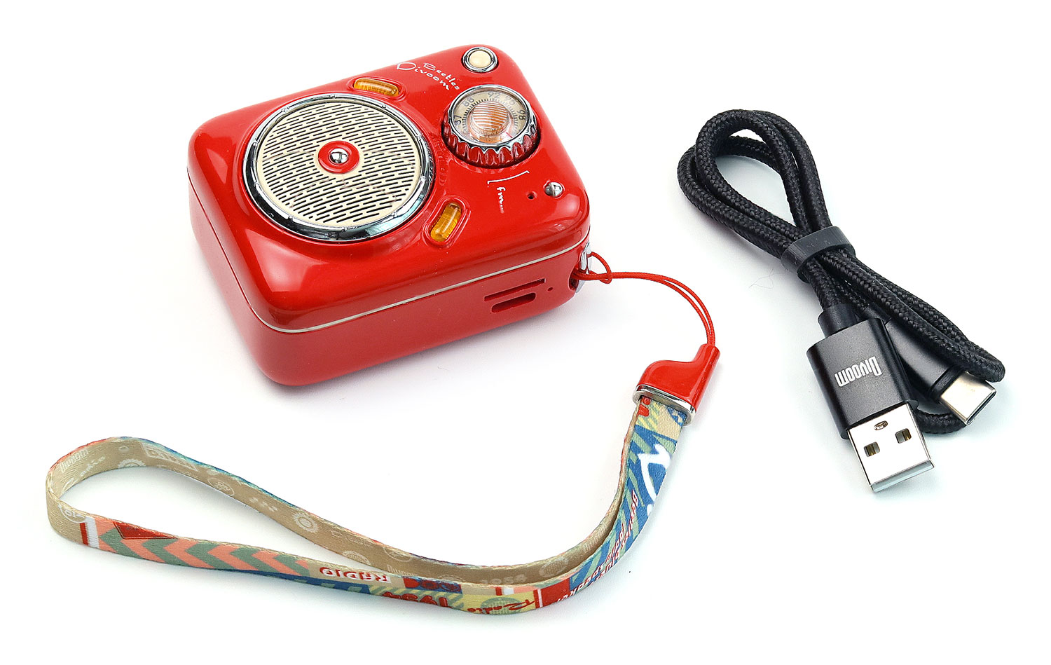 комплекте с мини колонкой идет USB-кабель для зарядки